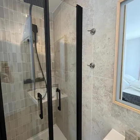 Relax In A Townhouse In L 16th District * Parijs