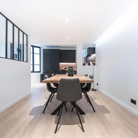 Relax In A Townhouse In L 16th District * Parijs
